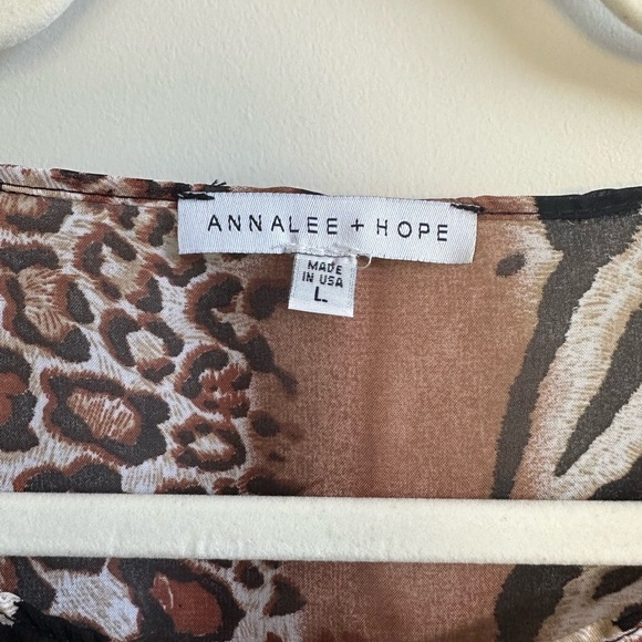 ❤️ Annalee + Hope Brown Animal Print Blouse Large NWOT - Picture 2 of 7